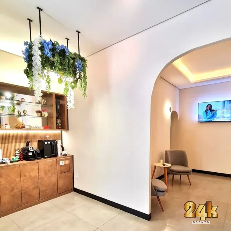 Recepção moderna da clínica 24K Odonto na Lapa