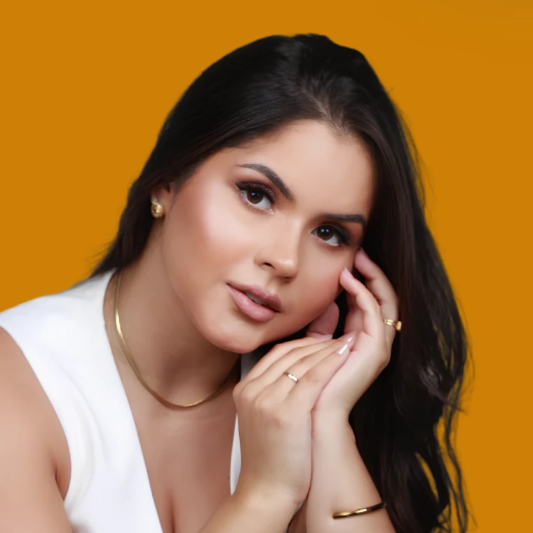 Foto de Dra. Geovanna Mazurkevicius, Harmonização Orofacial na 24K Odonto